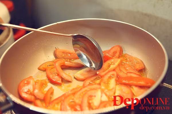 Sai: Dùng đồ kim loại để đảo thức ăn.