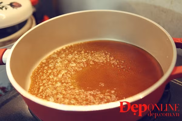 Đúng: Rửa bằng nước rửa chén, sau đó quét một lớp cà phê (có thể dùng cà phê nguyên chất hoặc dùng cà phê hòa tan) lên mặt chảo, cho thêm chút nước và đem hâm nóng rồi rửa lại chảo cho sạch. Cách này không những giúp khử mùi của lớp sơn chống dính mà giúp chảo dễ rửa hơn.