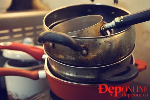 Bảo quản chảo. Sai: Để chồng lên với các loại nồi niêu khác.