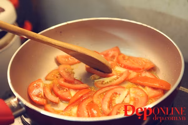 Đúng: Nên sử dụng đồ dùng bằng gỗ hoặc silicon để đảo hoặc múc thức ăn từ chảo ra.