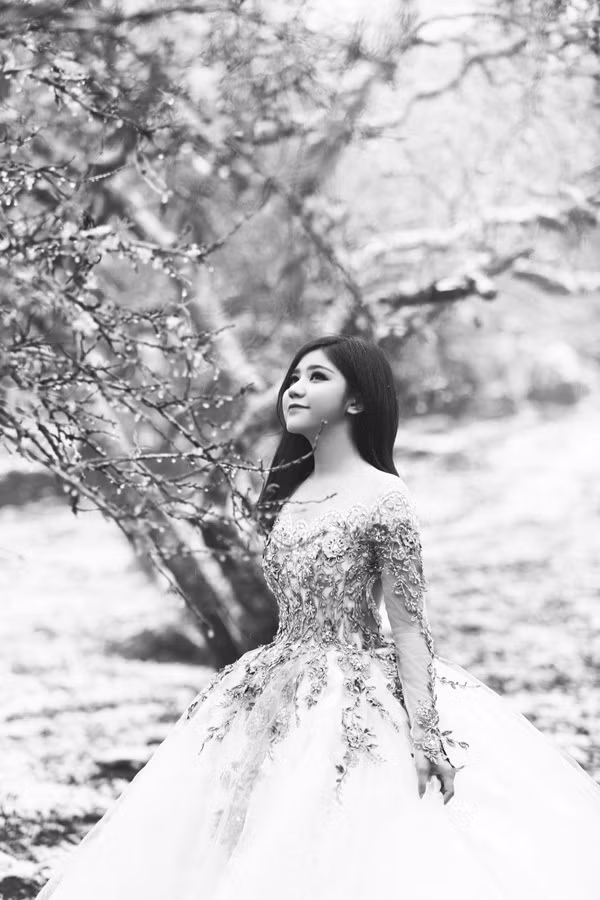 Bộ ảnh của hot girl An Japan giữa núi rừng Tây Bắc được thực hiện bởi ekip stylist Jon Là Lạ, trang phục: Luciola Bridal.