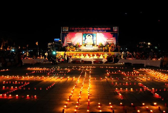 Ngoài việc cầu nguyện dưới ánh nến, Lễ hội Hoa đăng Tây Thiên còn thu hút nhiều người bằng lễ thả hoa đăng vào buổi tối khi rất nhiều những chiếc đèn trời tượng trưng cho những lời nguyện ước được gửi đi.