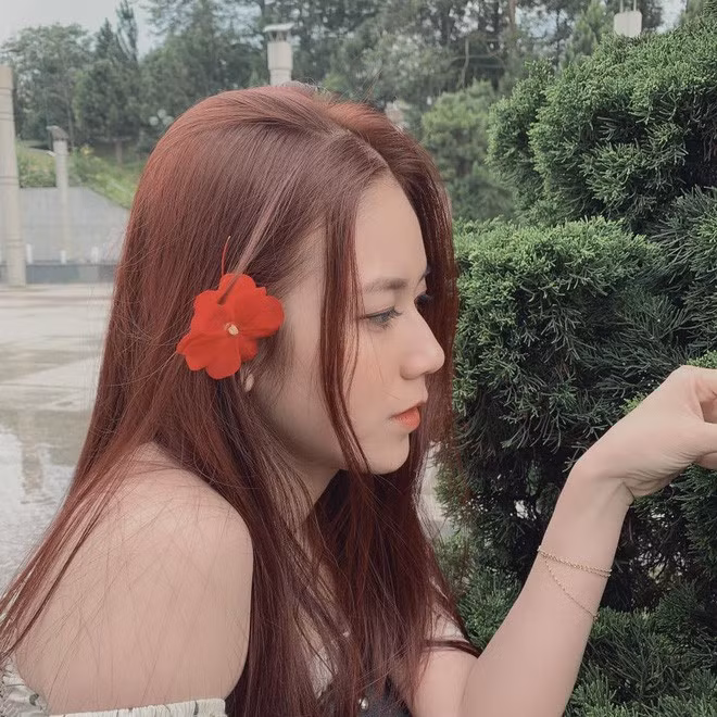 Thiên Di sinh năm 1999, đến từ tỉnh Tây Ninh. Đã từng có khoảng thời gian khi còn học cấp 2, Thiên Di là một nữ sinh đen nhẻm, gầy ơi là gầy. Tóc tai cô nhóc khi ấy cũng để đen tự nhiên, tóc mái bằng thì dày cộp.