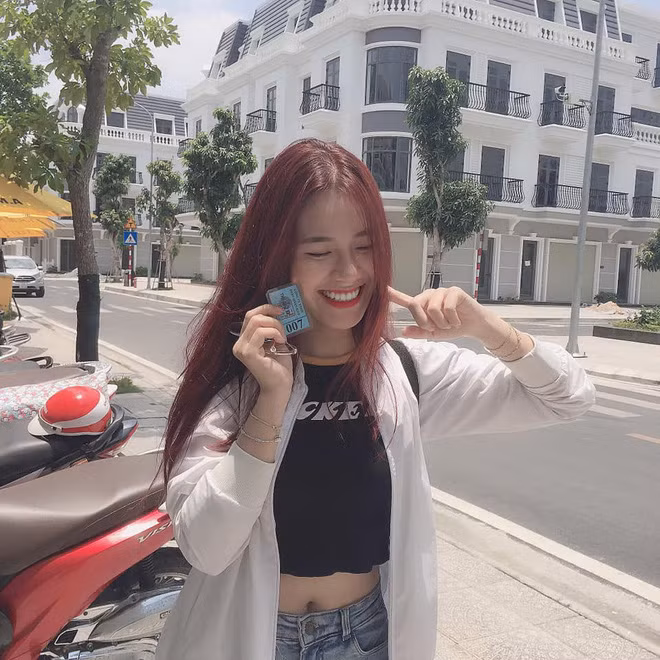 Vì dậy thì quá thành công nên như nhiều cô gái khác, ngoài nhận được lời khen, Thiên Di cũng vấp phải một vài ý kiến cho rằng cô bạn đã PTTM.