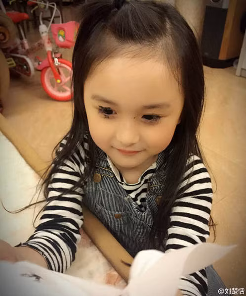 Với bộ đồ trang điểm trong tay, thiên thần nhí đã tự biến khuôn mặt xinh xắn của mình thành “chú hề” ngộ nghĩnh nhất hệ mặt trời.