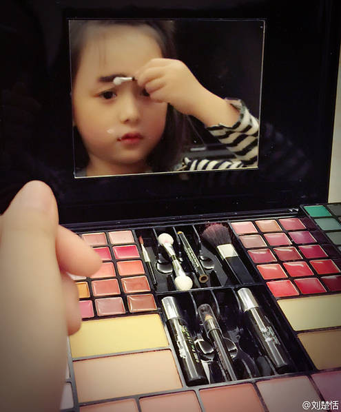 Mới đây, cô mỹ nhân 7 tuổi này lại tiếp tục khiến cư dân mạng phải mắt tròn mắt dẹt khi ngắm những bức ảnh mà cô tự trang điểm.