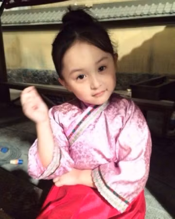 Sở Điềm bắt đầu được nhiều người biết tới qua vai diễn Tiểu Mị Nguyệt trong bộ phim bom tấn cổ trang Mị Nguyệt truyện.