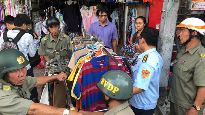 Một cửa hàng kinh doanh quần áo kế bên bệnh viện Từ Dũ, quận 1, TP HCM lấn chiếm bị tạm giữ để lập biên bản.