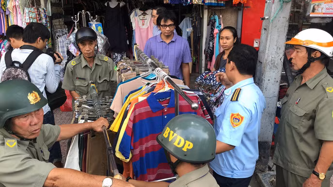 Một cửa hàng kinh doanh quần áo kế bên bệnh viện Từ Dũ, quận 1, TP HCM lấn chiếm bị tạm giữ để lập biên bản.