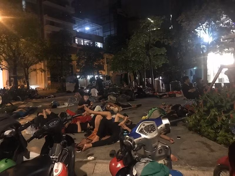 CDM noi gi ve viec gioi tre hanh xac cho san hang Black Friday?