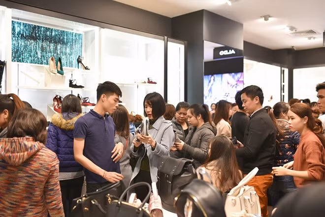 Còn nickname Hoàng Hà bày tỏ: "Với những sinh viên như mình thì mua được món đồ rẻ hơn giá bình thường là điều thích lắm vì những món đồ điện tử hay điện thoại tầm vài chục triệu mình không thể với tới nhưng dịp khuyến mại Black Friday chúng được giảm giá thì cố gắng sẽ có thể mua được".