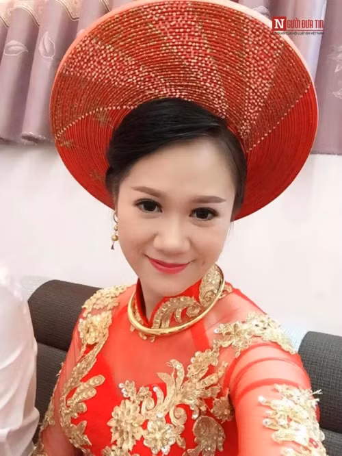 "Nhà chồng mình 5 đời độc đinh nên mấy năm đầu về cứ mỗi mình nấu ăn rồi rửa bát, nhưng sau này thì có các chị ra rửa cùng nữa nên cũng đỡ. Trước thì Tết năm nào cũng sợ vì quê, thậm chí còn có lúc nằm trên giường vờ ốm để trốn cỗ nhưng rồi vẫn phải ra; giờ thì đương đầu thoải mái rồi", T.N chia sẻ thêm.