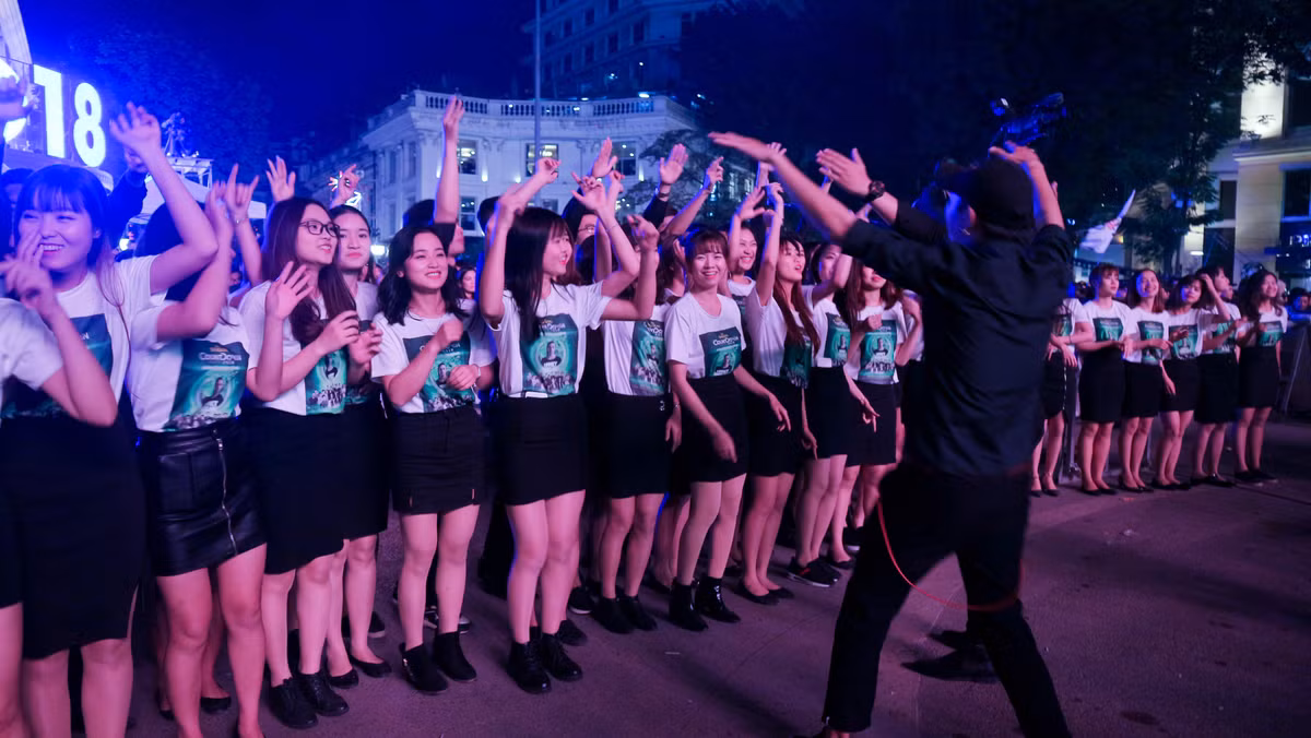 "Tuy nhiên, được sống trong không khí sôi động của sự kiện đếm ngược chào đón năm mới 2018, bọn em không còn cảm thấy mệt mỏi và cháy hết mình trong hơn 3 tiếng của hoạt động này". Thanh Duy chia sẻ thêm.