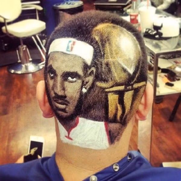 Trước đây, để có một tác phẩm nghệ thuật trên tóc, Rob Ferrel cần tới hàng tiếng đồng hồ. Thế nhưng, sau này tay nghề của anh chàng 8X trên được nâng cao và anh ta chỉ cần tới 40 phút để làm xong việc cho một vị khách.