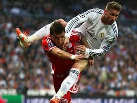 Sergio Ramos (trắng) được xem là trung vệ hàng đầu thế giới với ưu điểm lên công về thủ toàn diện. Tuy nhiên, đội phó của Real Madrid cũng được xem là kẻ có máu mặt trên sân khi anh không ngại va chạm với bất cứ cầu thủ nào. Ảnh: Goal.com