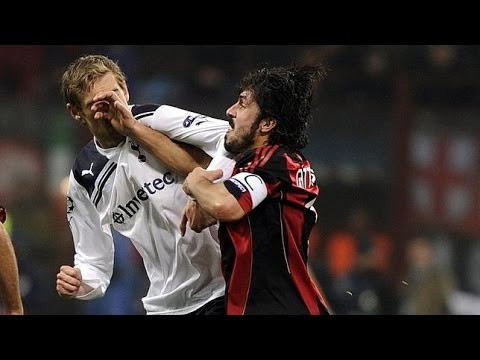 Gennaro Gattuso được gọi là quái thủ bởi những pha vào bóng khá rát và sẵn sàng dùng nắm đấm để giải quyết các tình huống nóng trên sân với đối phương. Ảnh: Youtube.