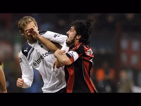 Gennaro Gattuso được gọi là quái thủ bởi những pha vào bóng khá rát và sẵn sàng dùng nắm đấm để giải quyết các tình huống nóng trên sân với đối phương. Ảnh: Youtube.