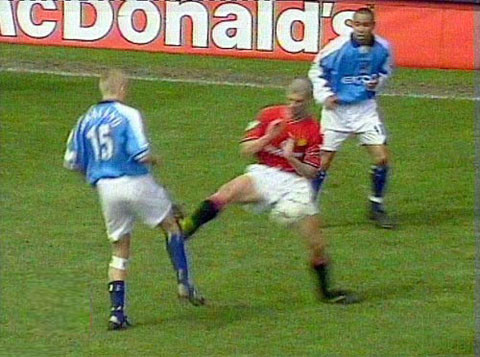 Roy Keane khi còn là cầu thủ luôn giữ được cái đầu nóng trên sân và những pha vào bóng không ngại va chạm của ngôi sao này đã trở thành thương hiệu tại sân Old Trafford. Ảnh: The Guardian