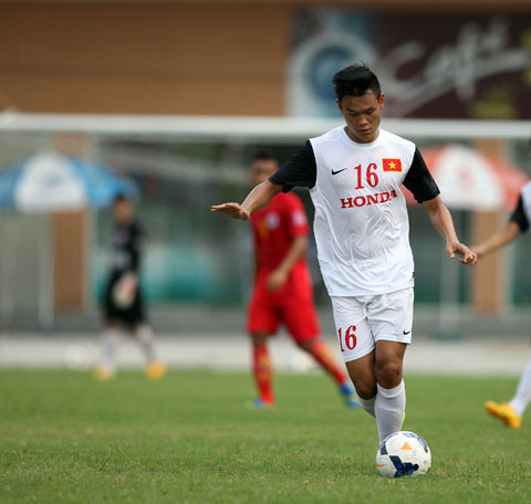 Nguyễn Minh Tùng là hậu vệ cánh trái của ĐT Việt Nam. Cũng giống như Ngọc Hải với chiều cao vượt trội lên tới 1m84 của mình, Minh Tùng có thể chơi tốt ở cả vị trí hậu vệ lẫn trung vệ.