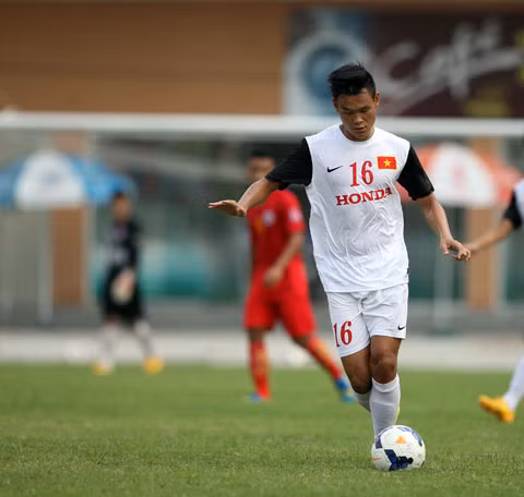 Nguyễn Minh Tùng là hậu vệ cánh trái của ĐT Việt Nam. Cũng giống như Ngọc Hải với chiều cao vượt trội lên tới 1m84 của mình, Minh Tùng có thể chơi tốt ở cả vị trí hậu vệ lẫn trung vệ.