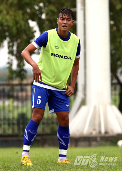 Đứng đầu trong danh sách những "gã khổng lồ" mà ĐT Việt Nam đang sở hữu đó là Phạm Hoàng Lâm khi trung vệ này cao tới 1m86.