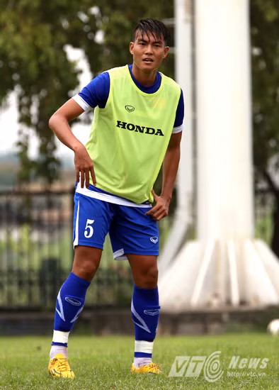 Đứng đầu trong danh sách những "gã khổng lồ" mà ĐT Việt Nam đang sở hữu đó là Phạm Hoàng Lâm khi trung vệ này cao tới 1m86.