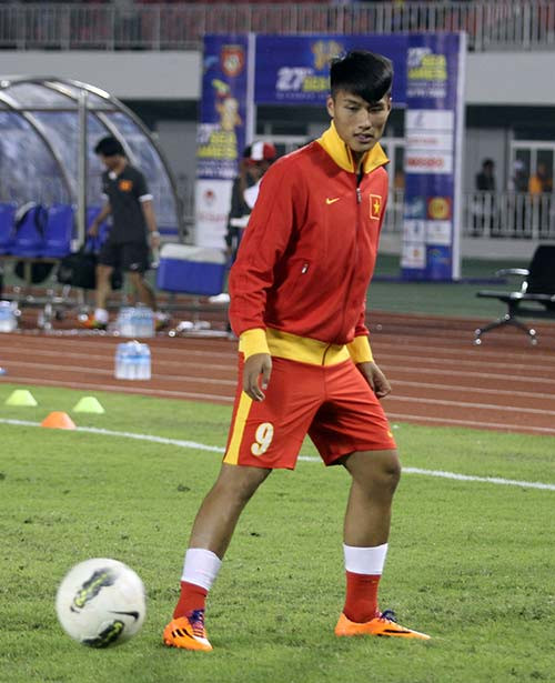 Không chỉ có những cầu thủ ở hàng hậu vệ sở hữu chiều cao tốt, trên hàng tấn công của ĐT Việt Nam lẫn U23 Việt Nam cũng đang sở hữu một "cây sào" đó là Mạc Hồng Quân. Cầu thủ này sở hữu chiều cao 1m80 và không ít lần Hồng Quân là người thắng thế trong những pha không chiến.