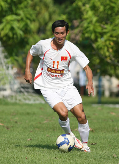 Trần Chí Công là trung vệ sở hữu chiều cao tốt của ĐT Việt Nam khi anh cao 1m82. Chí Công hợp với Huy Cường tạo thành bức tường thành cao chót vót trước cầu môn của ĐT Việt Nam.