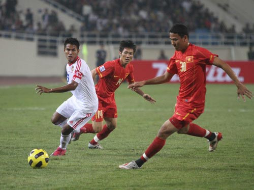 Trước Hồng Quân, ĐT Việt Nam cũng sở hữu một tiền đạo cao to đó là Anh Đức. Cầu thủ đang thi đấu cho CLB B.Bình Dương sở hữu chiều cao 1m80.