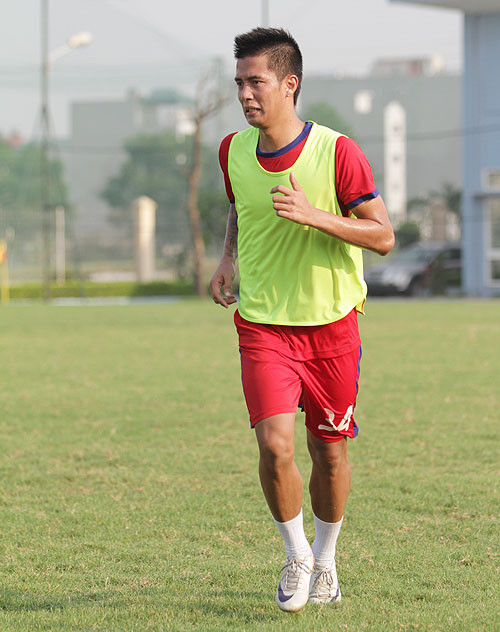 Lê Sỹ Mạnh cũng được biết tới là một cầu thủ sở hữu chiều cao khá tốt, 1m82.