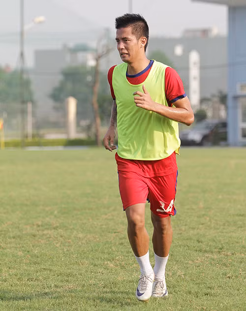 Lê Sỹ Mạnh cũng được biết tới là một cầu thủ sở hữu chiều cao khá tốt, 1m82.