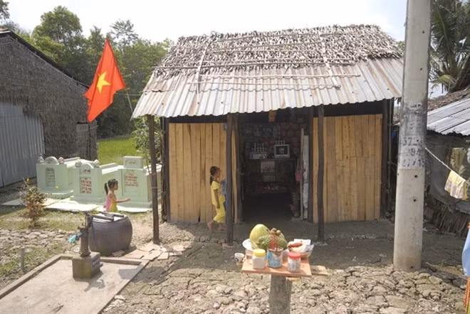 Nhà có bàn thờ Ông Thiên trước cửa.