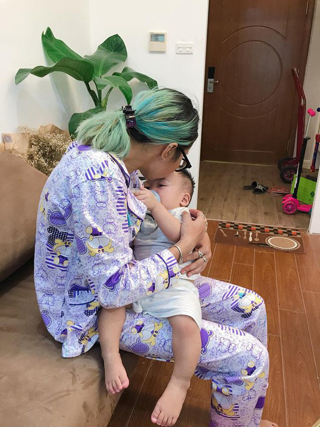 Cách đây vài ngày, hot girl ăn quỵt Bella được xuất viện và trở về bên cậu con trai kháu khỉnh. Theo chia sẻ của chị Hằng Túi, Bella đã có chuyển biến khá tích cực, cư xử và nói năng giống người thường, không còn quỵt tiền và cục cằn nữa.