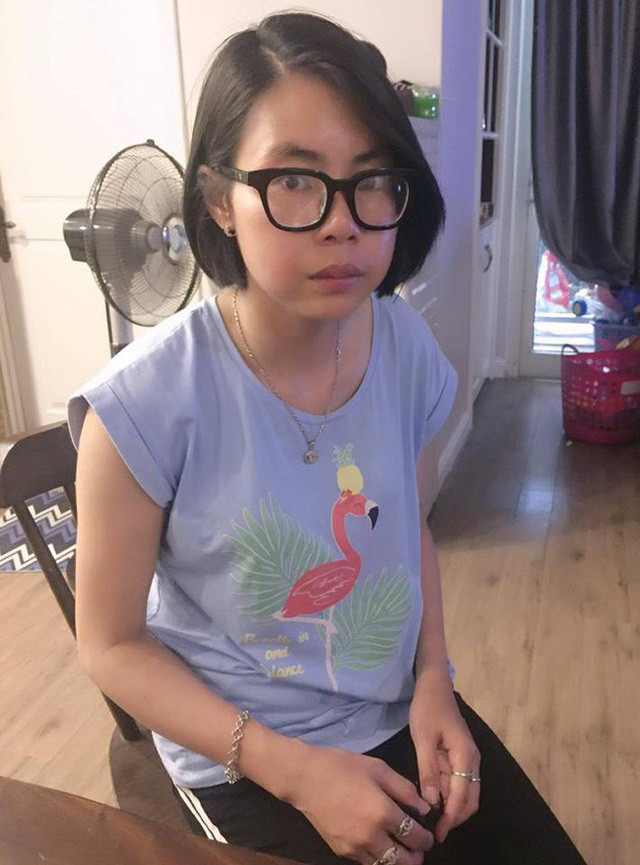 Trên trang cá nhân chị Hằng Túi đã chia sẻ hình ảnh Bella "lột xác" hoàn toàn với mái tóc đen chứ không còn xanh đỏ.