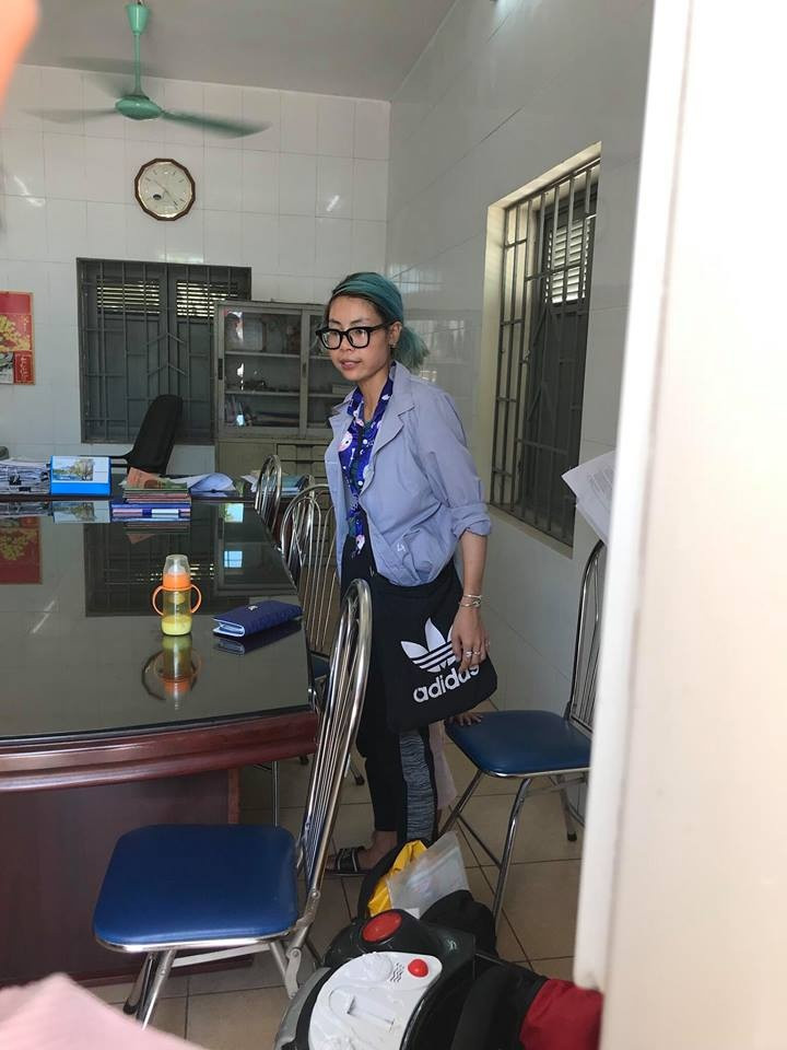 "Nói năng bây giờ rất lễ phép chừng mực, còn bị chậm quá chứ không bị tua nhanh như trước đâu. Bảo chị xin việc cho em đi làm, mình bảo em làm được cái gì, biết gì thì bảo em biết tiếng Trung, tiếng Anh. Giao tiếp Tiếng Anh mình kiểm tra thấy ok. Mình thử đưa văn bản tiếng Trung thương mại thì dịch được, đánh máy được. Thử nói vài câu tiếng Trung thì đều dịch chuẩn luôn và đáp lại như gió". Facebooker Hằng Túi chia sẻ thêm về Bella ở thời điểm hiện tại.