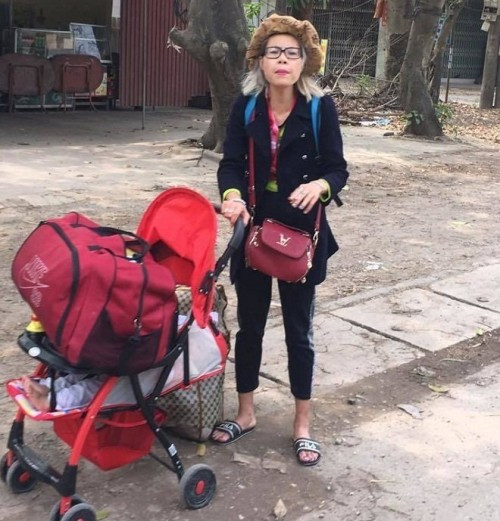 Không những vậy, Facebooker Hằng Túi còn viết: "Hôm nay, dì đã đưa mẹ của Peter tới để thăm và chơi với thằng bé. Sau hơn 1 tháng điều trị tại viện thì hiện Hà đã không còn là Bella của ngày trước, Hà đã gần như hoàn toàn bình thường, cư xử nói năng như người bình thường, không còn quỵt tiền và cục cằn nữa. Hà cầm tay mình run run và liên tục nói cám ơn đã chăm sóc Peter, xin lỗi vì trước đây đã cư xử không đúng và chửi bới anh chị. Mình cũng rất bất ngờ nhưng nhìn vào ánh mắt và cử chỉ thì đã lành và như những người bình thường khác. Khi gặp con thì rơm rớm nước mắt, hôn con và không buông, trong khi Peter còn muốn chạy chơi đá bóng".