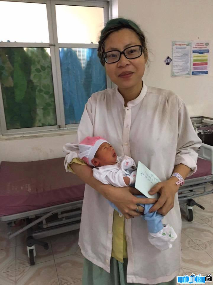 Câu chuyện ồn ào một thời gian về hot girl ăn quỵt Bella tạm thời có cái tạm kết đẹp, hai mẹ con đã gặp lại nhau, mẹ đã tạm ổn định tinh thần, con vui vẻ hạnh phúc, phát triển đúng lứa tuổi.