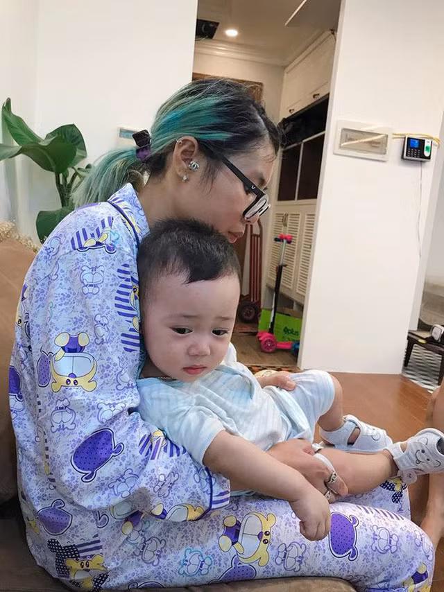 Riêng con trai hot girl Bella được một nhân vật khá hot trên mạng xã hội đó là Nguyễn Bích Hằng (Hằng Túi) đứng ra nhận nuôi và chăm sóc.