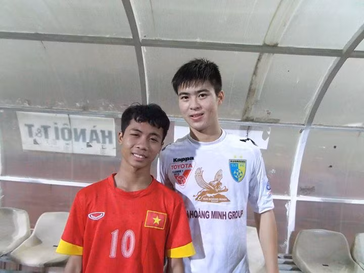 Thanh Bình chia sẻ rằng, cậu mê bóng đá từ năm lớp 2 và luôn theo sát bước chân của ĐT Việt Nam cũng như các đội tuyển trẻ khác như U19, U23.