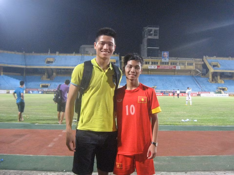 Danh tính của "bản sao" Công Phượng cũng nhanh chóng được tìm ra. Chàng trai này cũng không quá xa lạ với những fan của chàng cầu thủ xứ Nghệ, cậu tên thật là Bùi Thanh Bình, sinh ngày 2/1/2000.