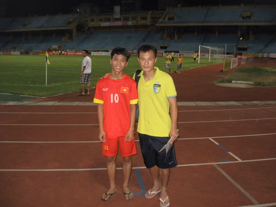 Bất kể thời tiết nắng, mưa, "bản sao" của Công Phượng vẫn có mặt trên sân tập xem Văn Quyết, Thành Lương và các đồng đội tập luyện.