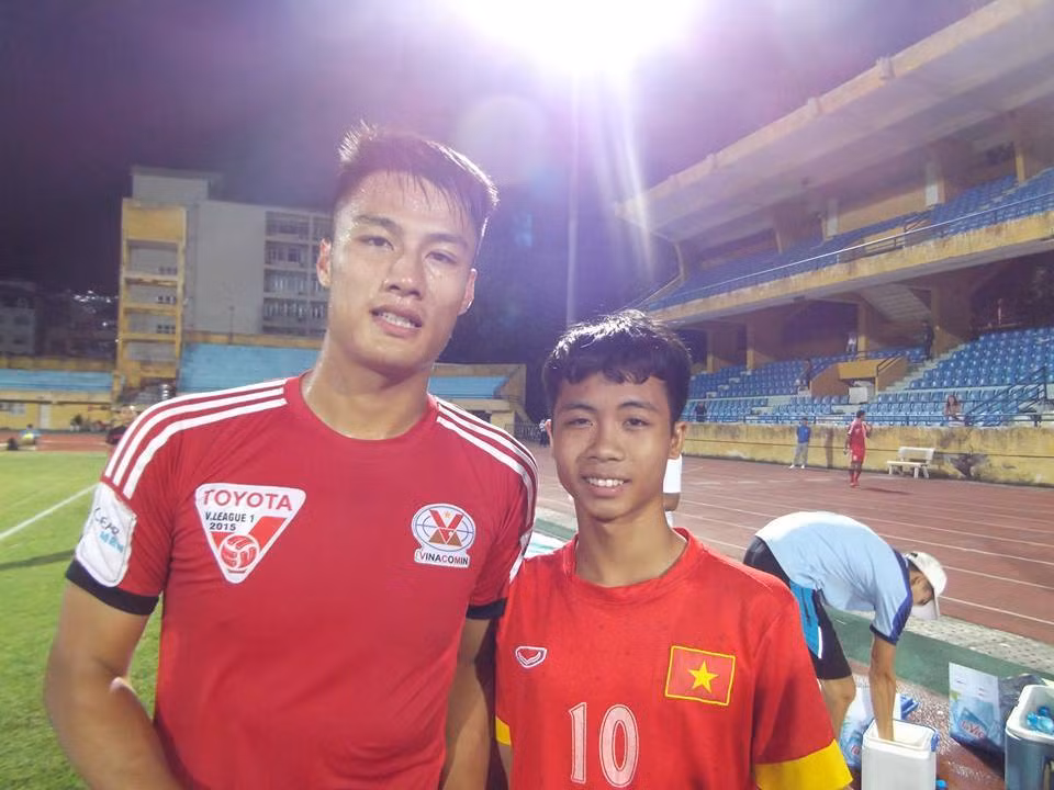 Thanh Bình chụp ảnh với cầu thủ Việt kiều Mạc Hồng Quân trên sân Hàng Đẫy.