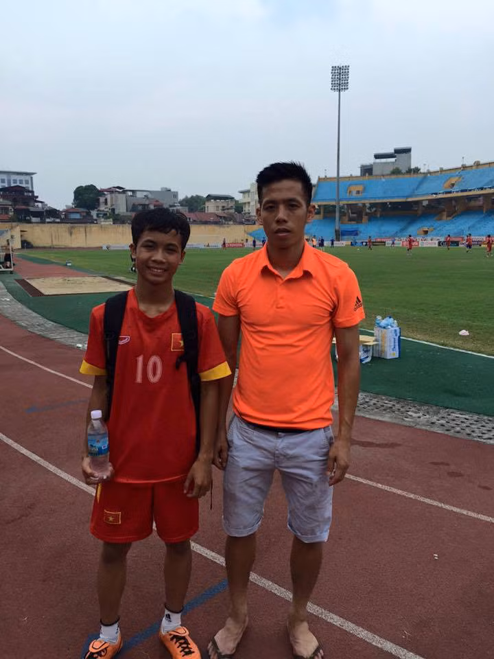 Chính vì lòng đam mê nên mỗi giờ được nghỉ học, Thanh Bình thường đạp xe từ nhà lên sân Hàng Đẫy để xem các cầu thủ T&amp;T Hà Nội tập luyện. Quãng đường từ nhà Thanh Bình đến sân Hàng Đẫy rơi vào khoảng hơn 10km.