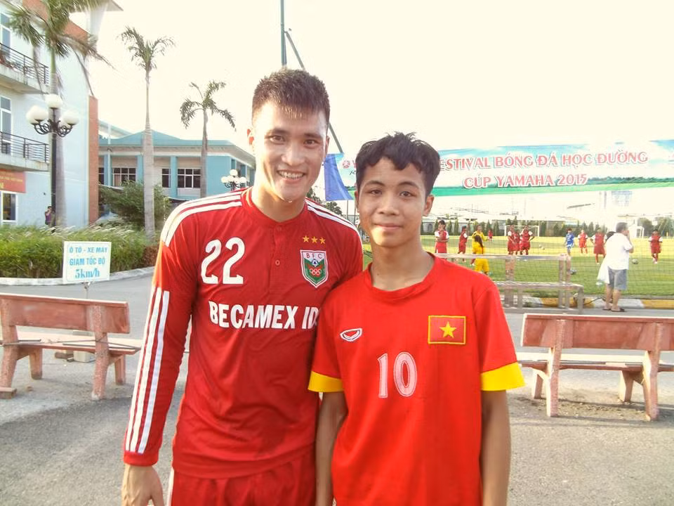 Trong quá trình CLB Bình Dương tập luyện, thi đấu vòng 21 V.League tại Hà Nội, Thanh Bình đã tìm đến Trung tâm đào tạo bóng đá trẻ VFF để chụp ảnh lưu niệm với Công Vinh - người đàn anh của Công Phượng tại ĐTQG.