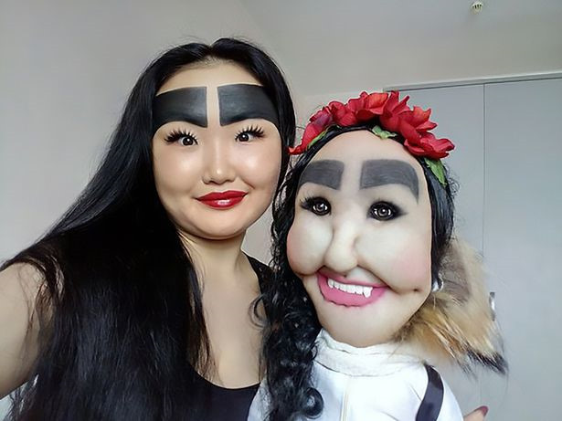 Anzhelika Protodyakonova (20 tuổi, đến từ Nga) vốn là blogger chuyên về thời trang, làm đẹp. Vừa qua, cô nàng này cho ra đời mốt lông mày quái dị khiến ai nấy phải giật mình.