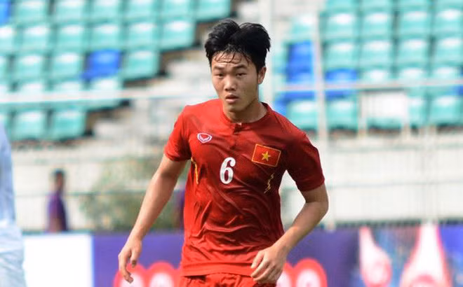 Trong những buổi tập gần đây của ĐT Việt Nam tại Hàn Quốc, HLV Park Hang-seo đã phải gọi cầu thủ của HAGL này ra tập 1 mình và chính ông đã phải thị phạm cho những món vũ khí của Xuân Trường như chuyền dài hay kiến tạo.