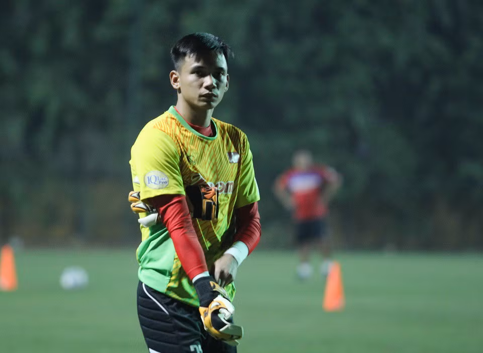 Tuy nhiên với BHL ĐT Việt Nam, Văn Cường chỉ là phương án phụ, mang tính chiến lược hòng tạo sự cạnh tranh nhiều hơn với Văn Lâm, Tuấn Mạnh và cả Tiến Dũng.