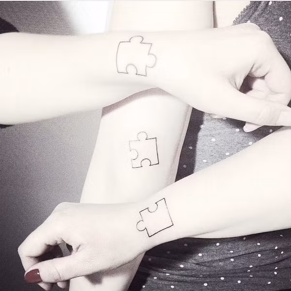 Mỗi mảnh ghép tượng trưng cho một người bạn thân trong nhóm.