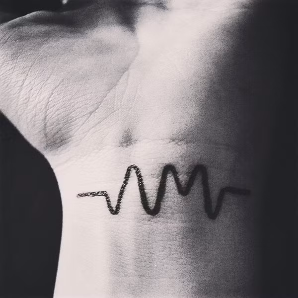 Khi họa tiết trên cổ tay cũng là cách để bạn thể hiện "đường sống".