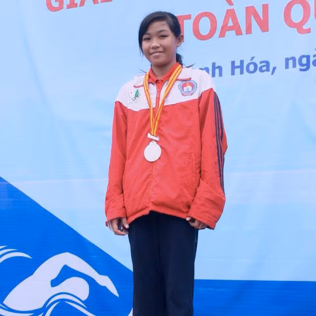 Bên cạnh đó, kình ngư 14 tuổi này còn giành 9 HCV, 4 HCB và phá 3 kỷ lục tại giải vô địch các nhóm tuổi toàn quốc.